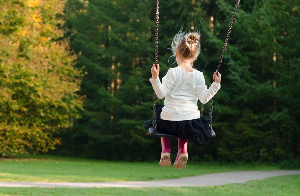 Petite fille en réflexion